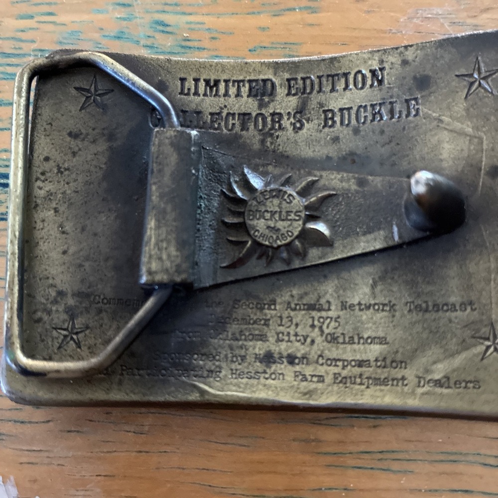 1975 VINTAGE NFR RODEO BRASS BELT BUCKLE Hesston COWBOY WESTERN - Picture 5 of 7